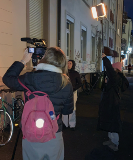 unser Filmteam Nachts vor einem Haus