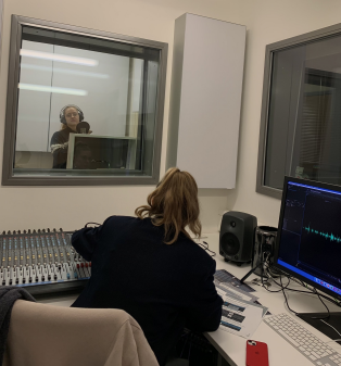 Zwei Frauen in einem Podcast Studio